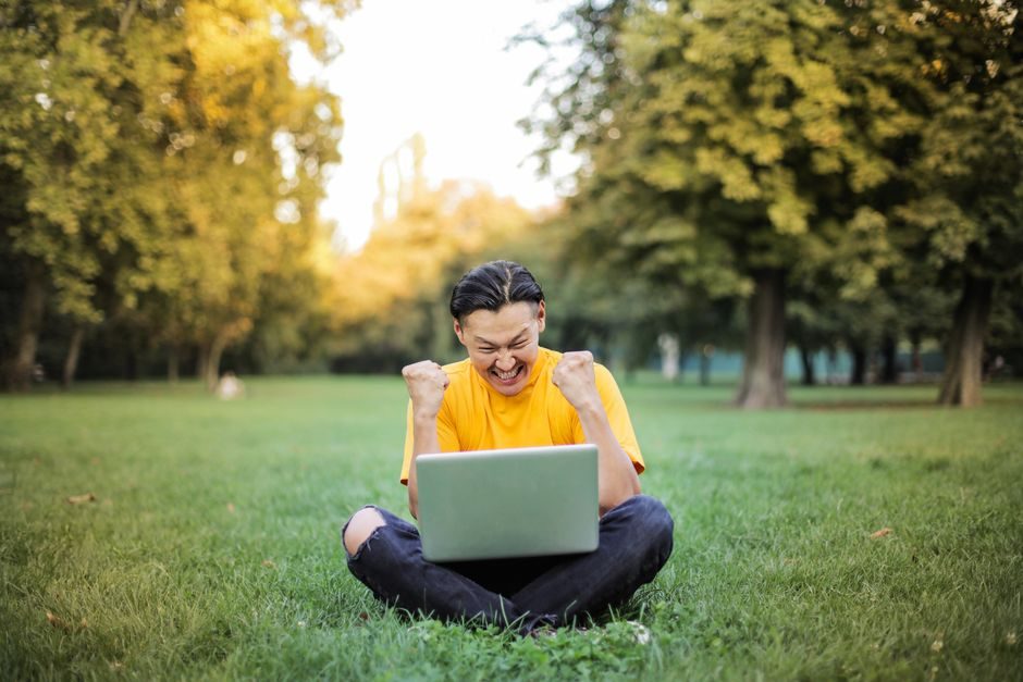 Marketing-Generalistin mit Laptop und Notizen